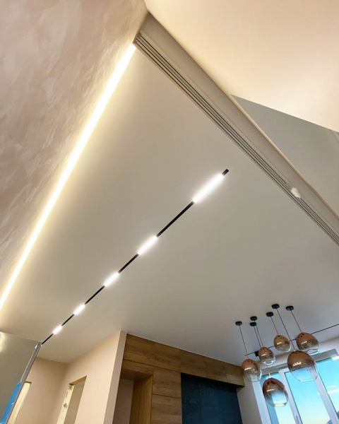 Пример натяжного потолка с технологией SLOTT на кухню