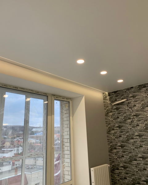 Пример натяжного потолка с нишей под карниз в гостиную