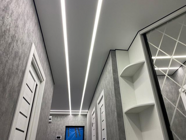 Фото натяжного потолка со световыми линиями в коридор