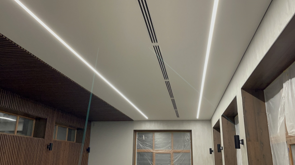 Фото натяжного потолка со световыми линиями в зал