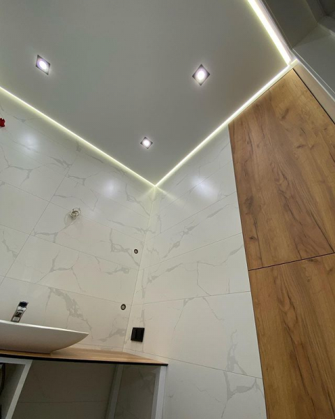 Фото натяжного потолка в санузел