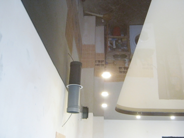 Натяжной потолок с нишами SLOTT на кухне