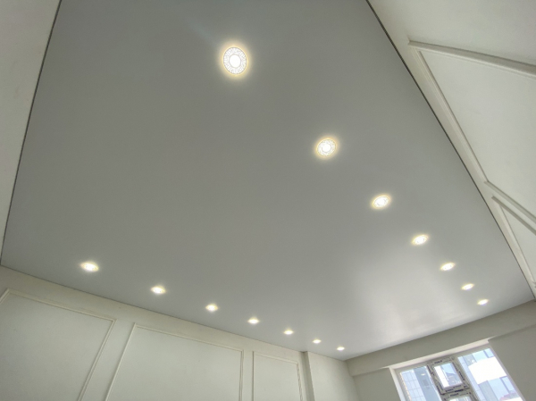 Фото сатинового натяжного потолка
